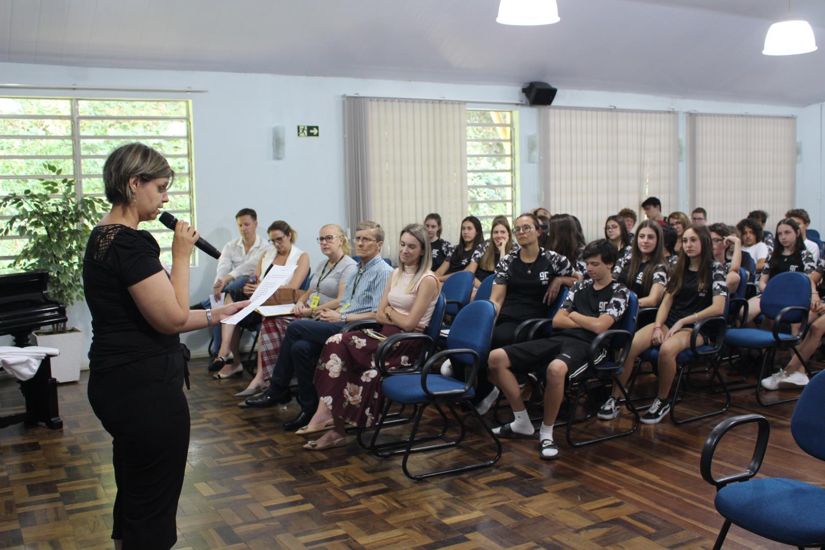 Cerimônia de encerramento marca a passagem do Ensino Fundamental para o Ensino Médio na IENH