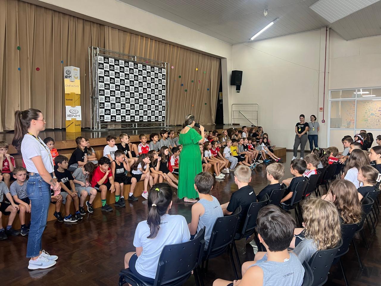 Certificados e coletes marcam a transição dos Monitores Ecológicos da Unidade Oswaldo Cruz 