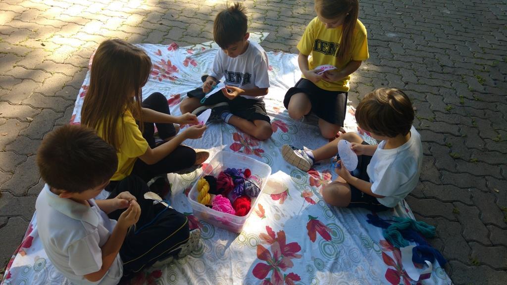 Clima de Páscoa no Espaço Brincar e Criar: alunos bordam ovos para construção da Osterbaum