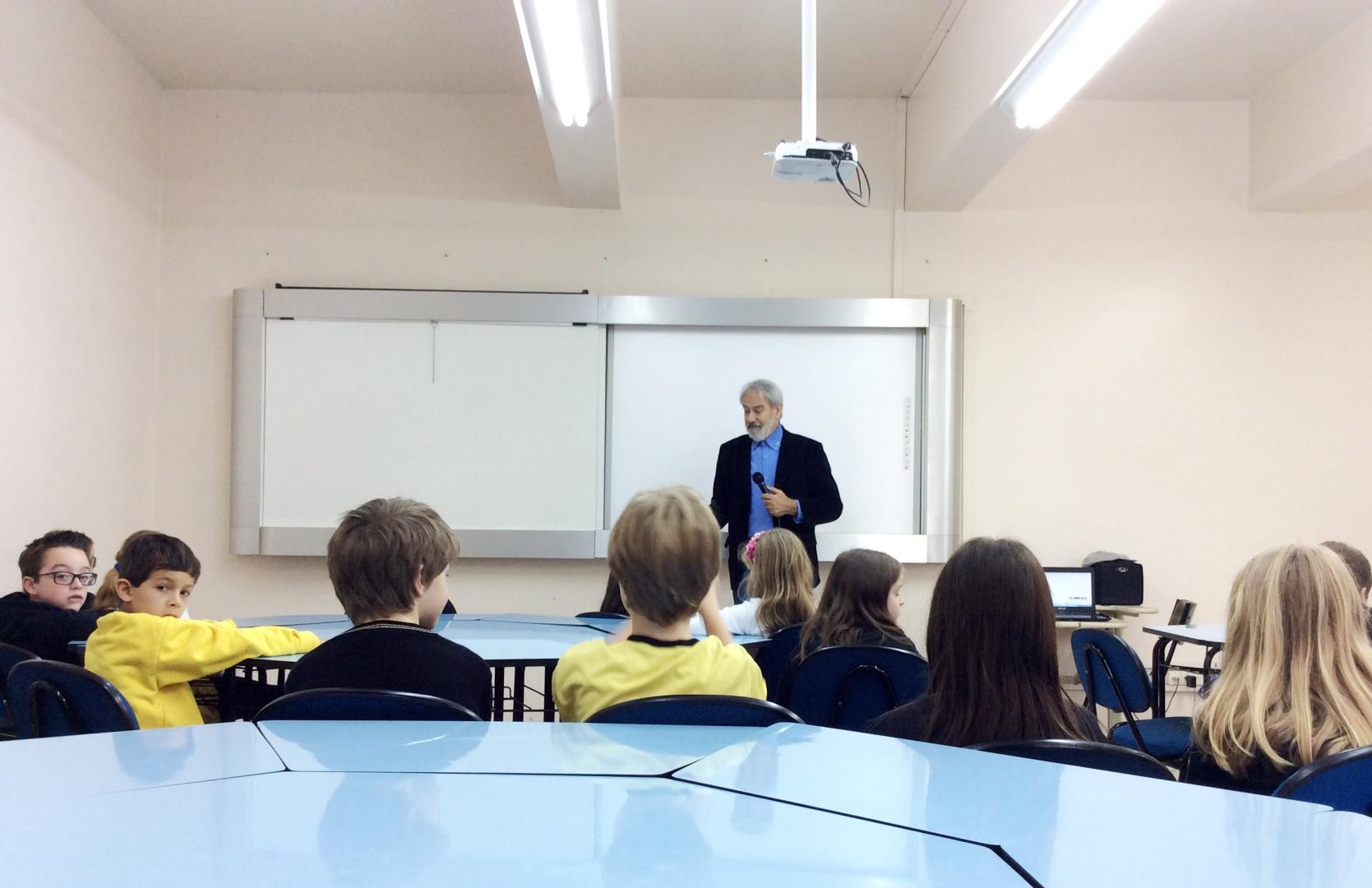 Compositor do hino de Novo Hamburgo conversa com alunos do Oswaldo Cruz