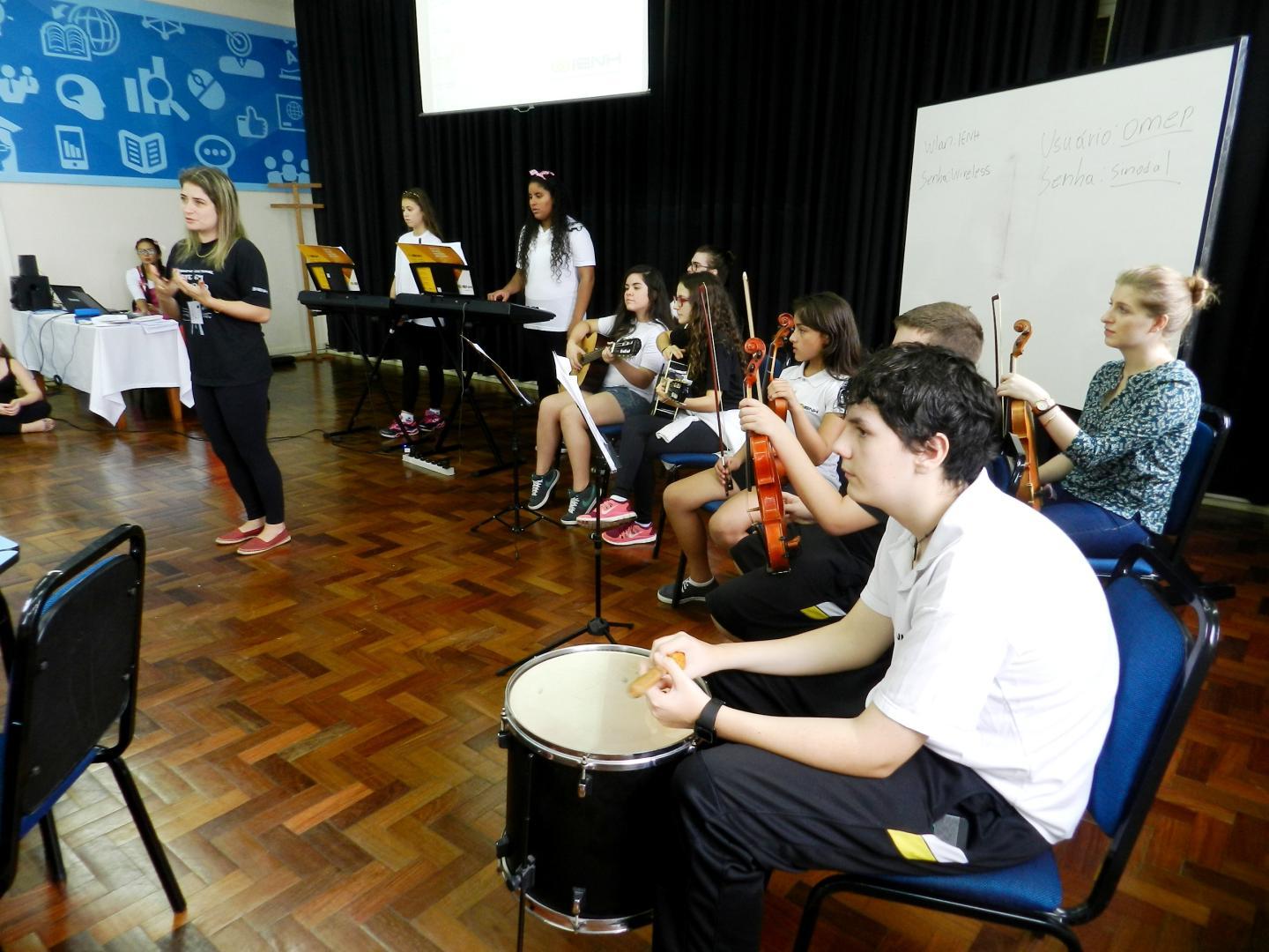 Conjunto instrumental da Fundação Evangélica realiza primeira apresentação na Assembleia da OMEP