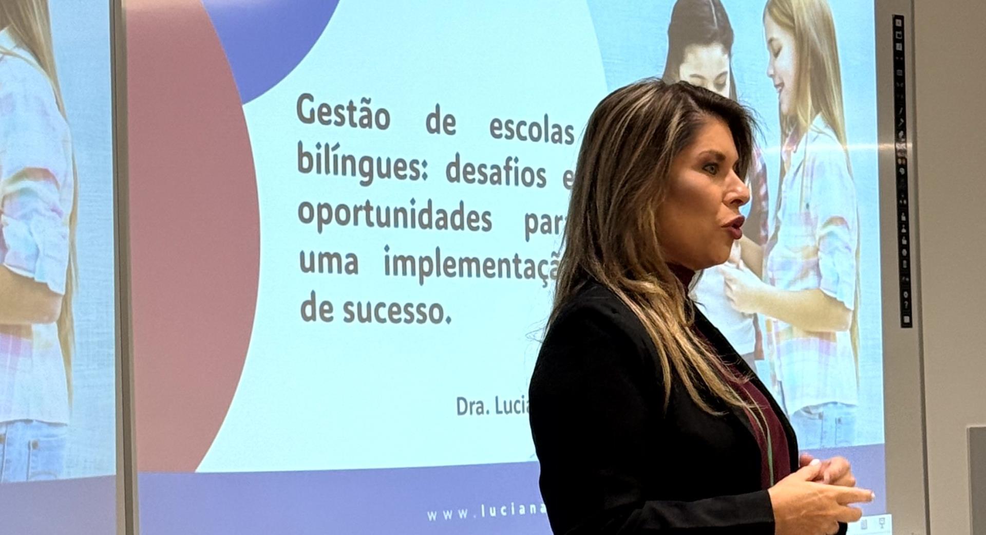 Coordenadora da IENH ministra palestra sobre gestão de escolas bilíngues no Canadá