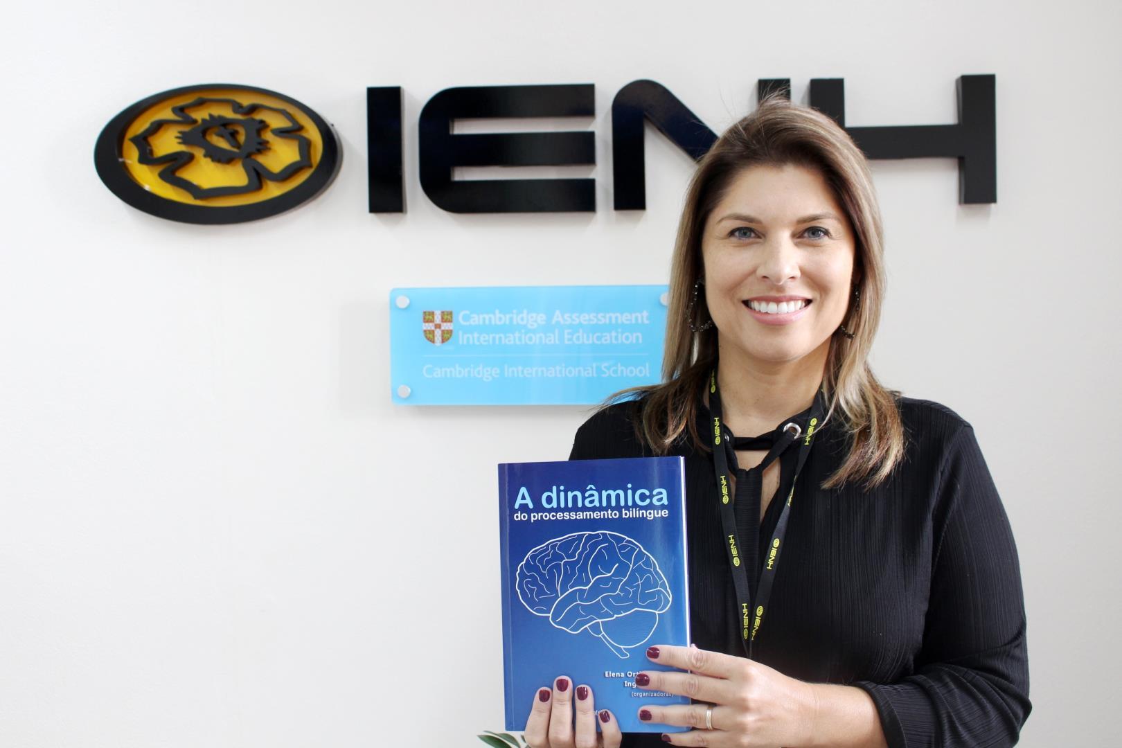 Coordenadora do Currículo Bilíngue da IENH escreve capítulo de livro sobre processamento bilíngue