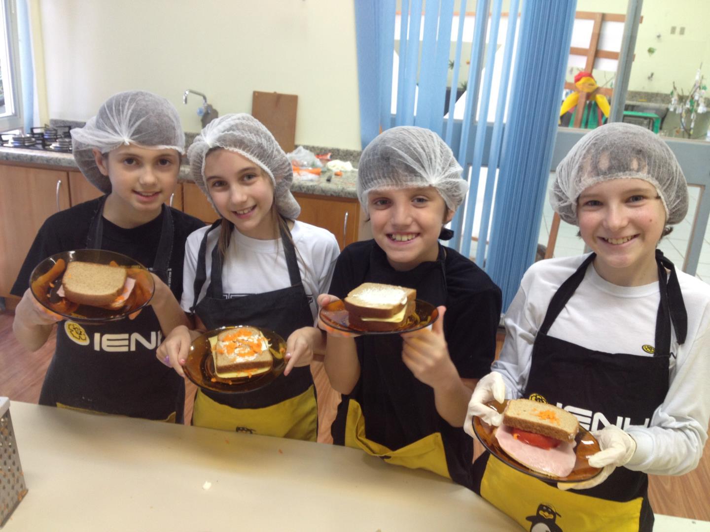 Cozinha que Inspira: alunos preparam sanduíches saudáveis na aula de Língua Inglesa