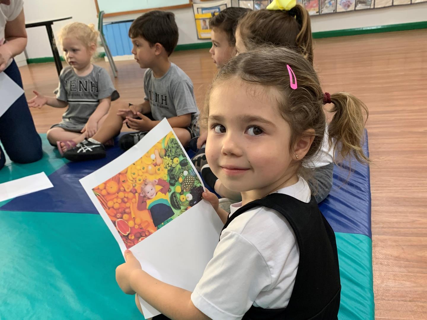 Crianças da Educação Infantil da IENH conversam com nutricionista em projeto de estudos