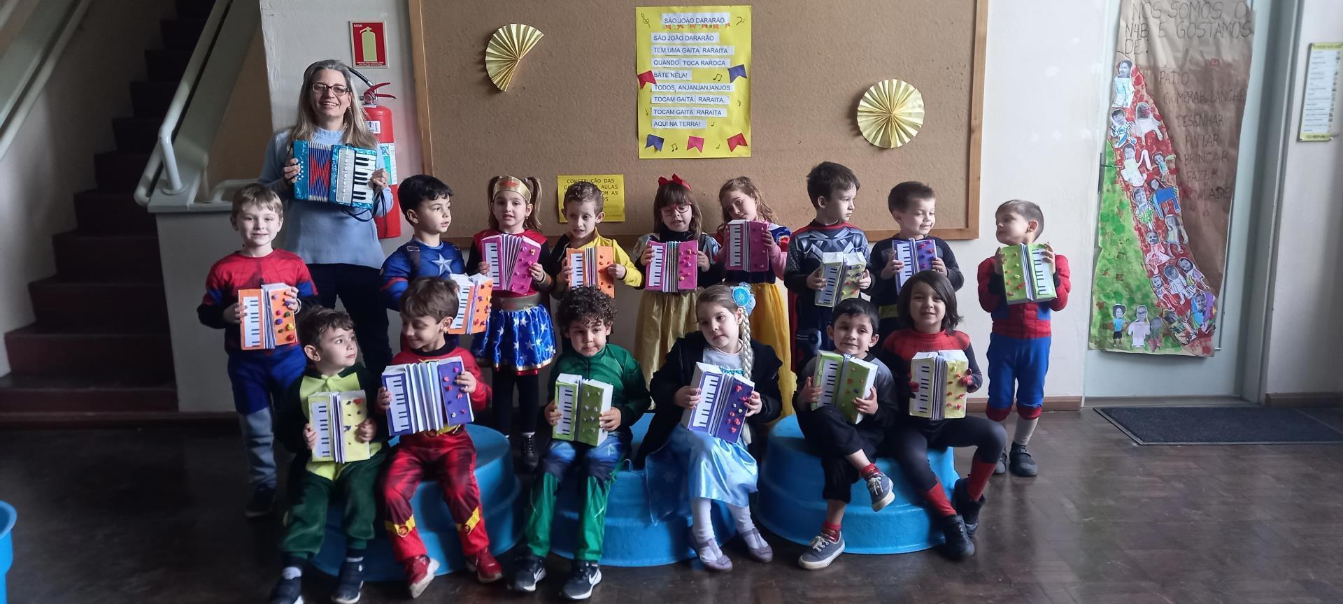 Crianças da Educação Infantil tocam e constroem gaita durante a aula de Música