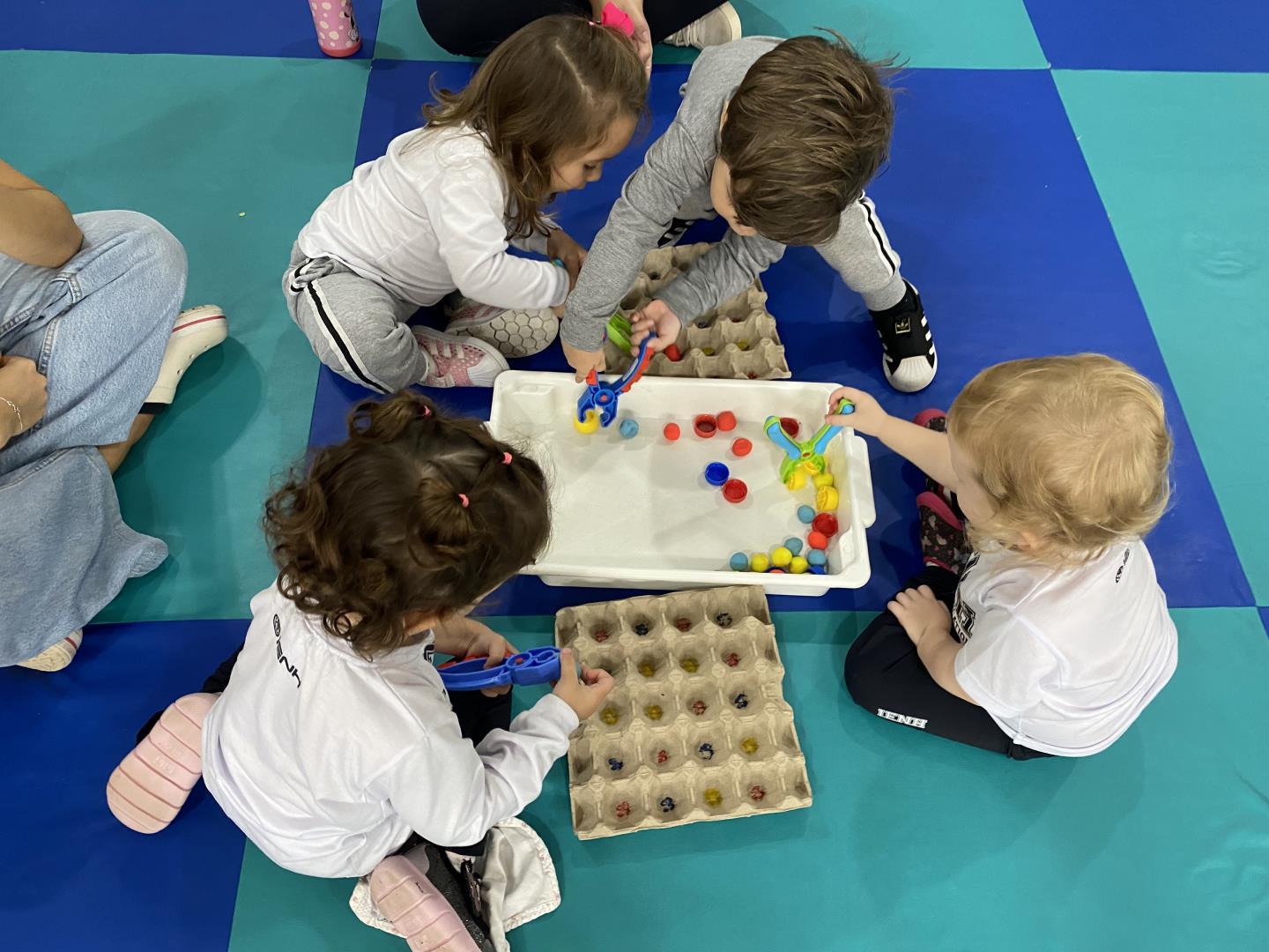 Crianças da Unidade Pindorama exploram cores primárias com jogos matemáticos 