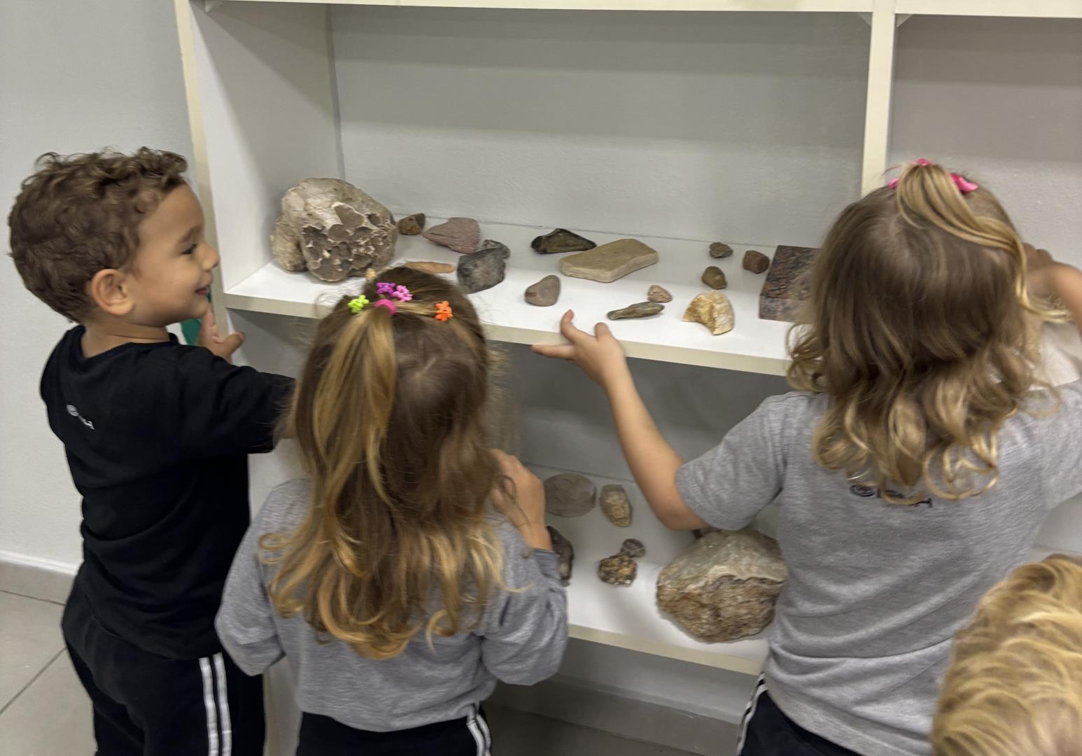 Crianças do Kindergarten 2 da Unidade Oswaldo Cruz visitam o Laboratório de Ciências