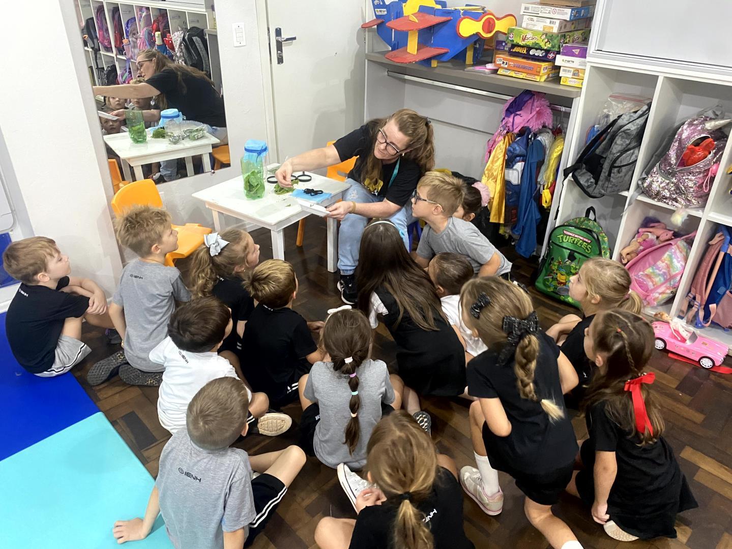 Crianças do Kindergarten 5A da Unidade Oswaldo Cruz iniciam investigação sobre o mundo animal