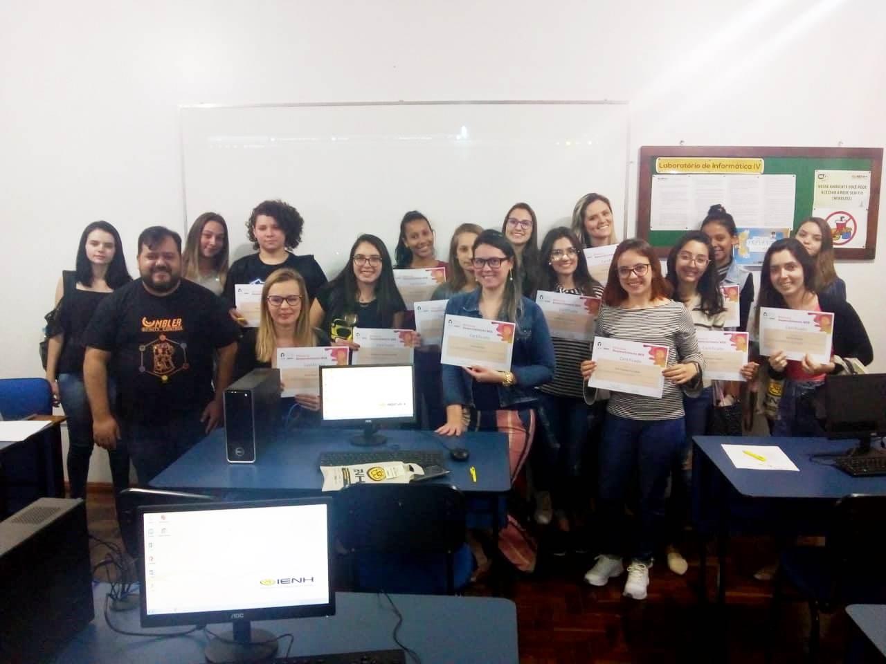 Curso de desenvolvimento WEB é promovido pela IENH no Programa Meninas Digitais