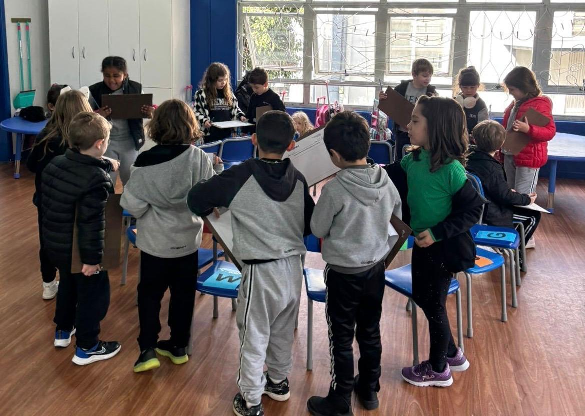 Dança das cadeiras com letras anima o aprendizado no Kindergarten 5B da Unidade Pindorama