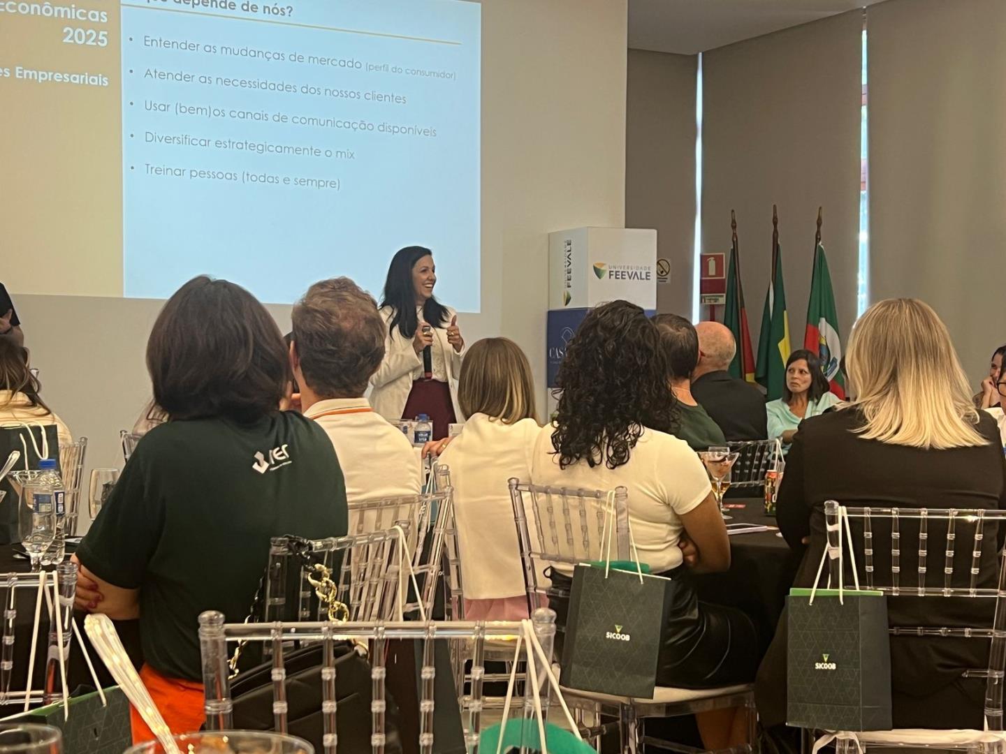 Daniele Blos representa a IENH em evento do Sindilojas