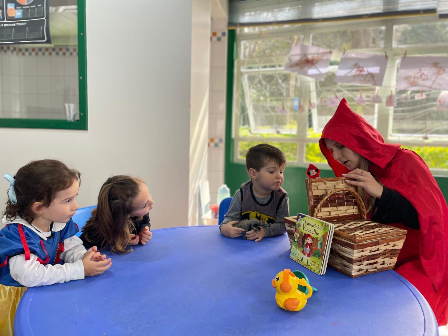 Dedoches, histórias e música encantam o Kindergarten 2A da Unidade Pindorama 