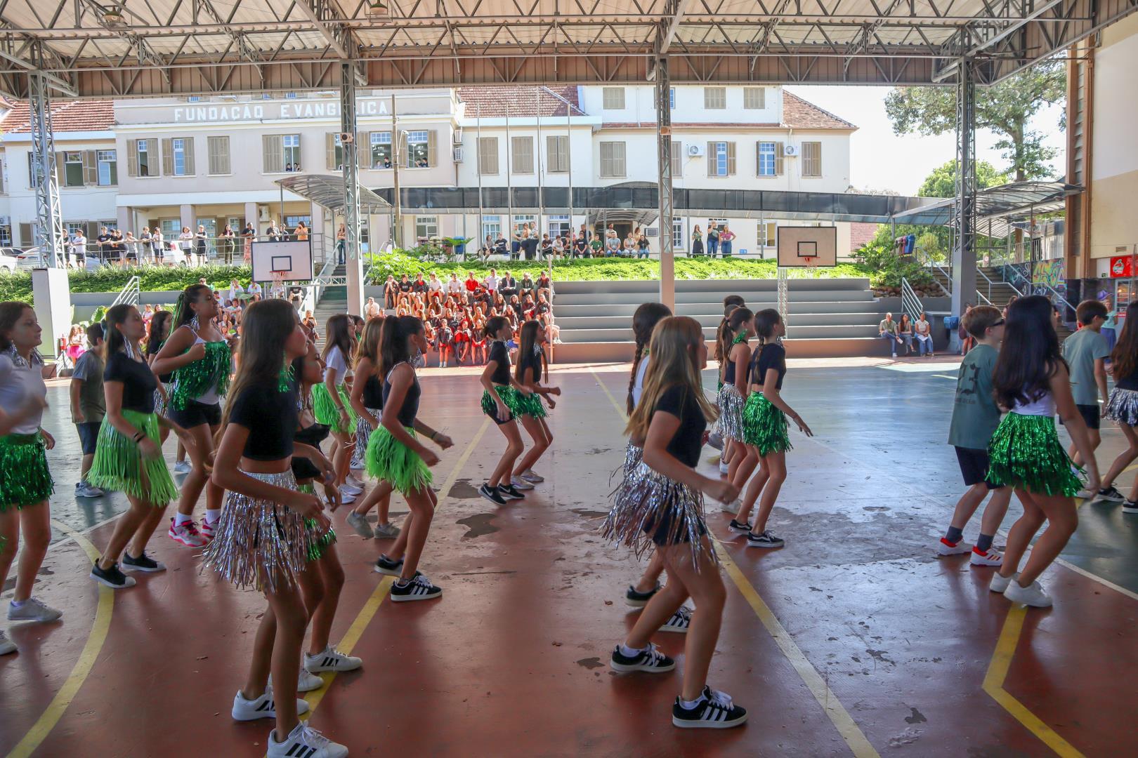 Desfile de Carnaval aquece o recreio na Unidade Fundação Evangélica