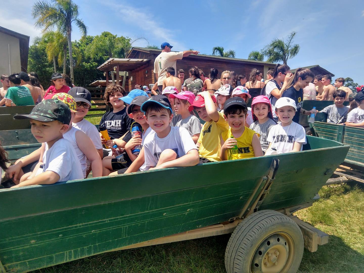 Educação Infantil da IENH visita o sítio Quinta da Estância e aprende sobre a fauna e flora do local