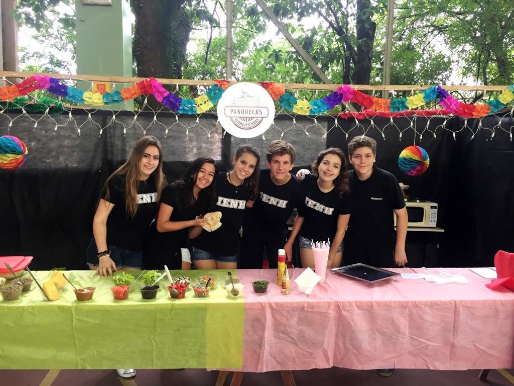 Empreendedorismo na prática: Feira de Comidas no intervalo da Fundação Evangélica