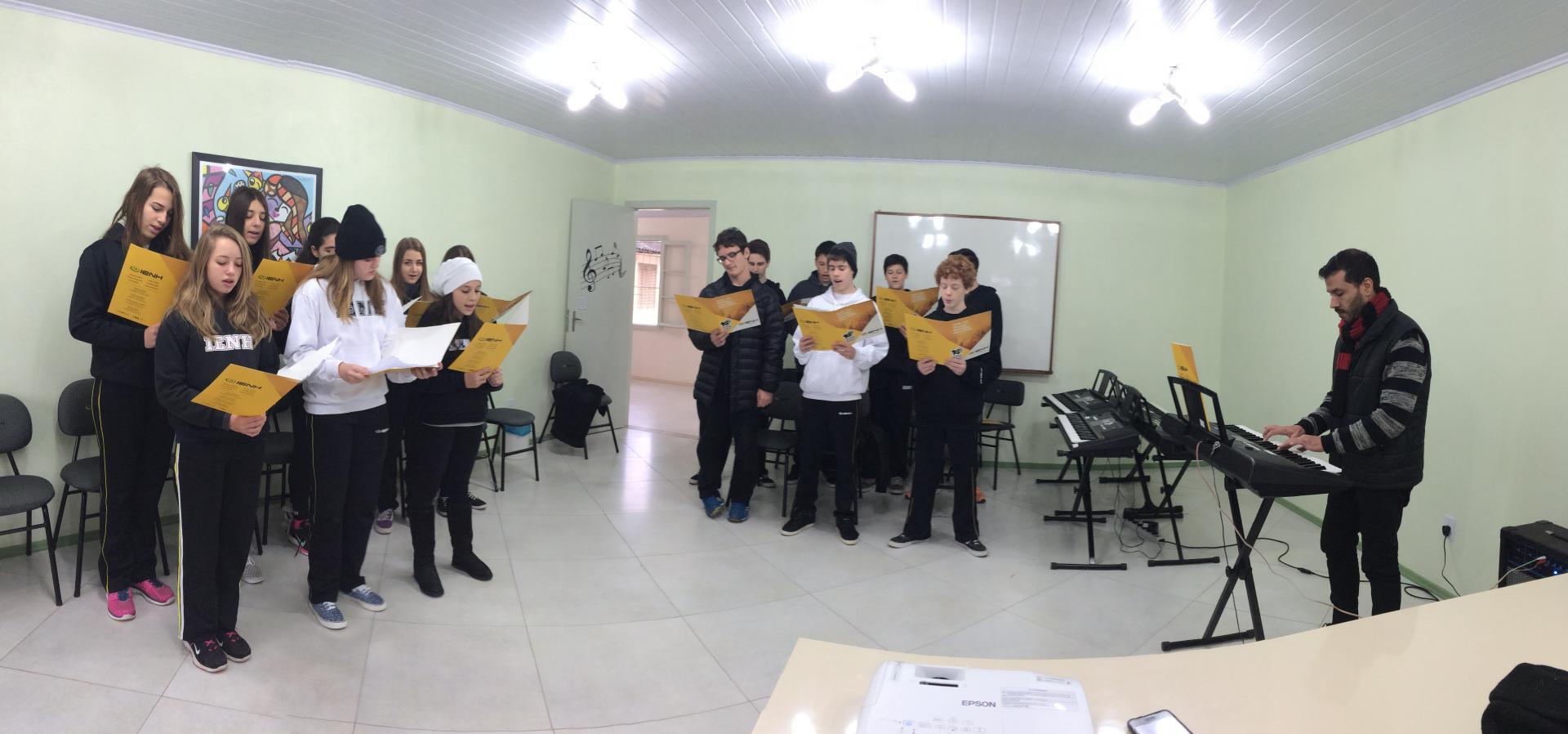 Ensino Fundamental recebe pianista na aula de Música