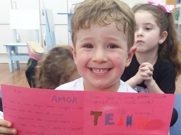 Envelopes de afeto: carinho e amor nas cartas das famílias aos estudantes