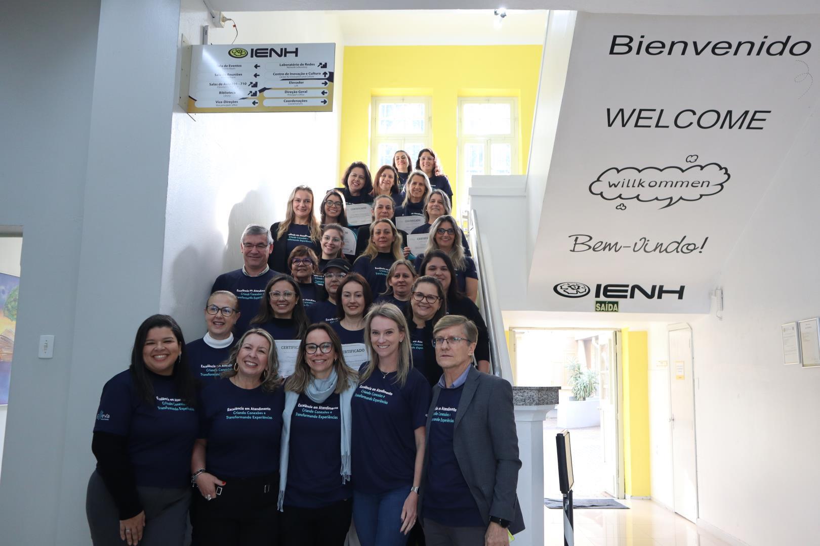 Equipe de Atendimento da IENH conclui treinamento e recebe certificados