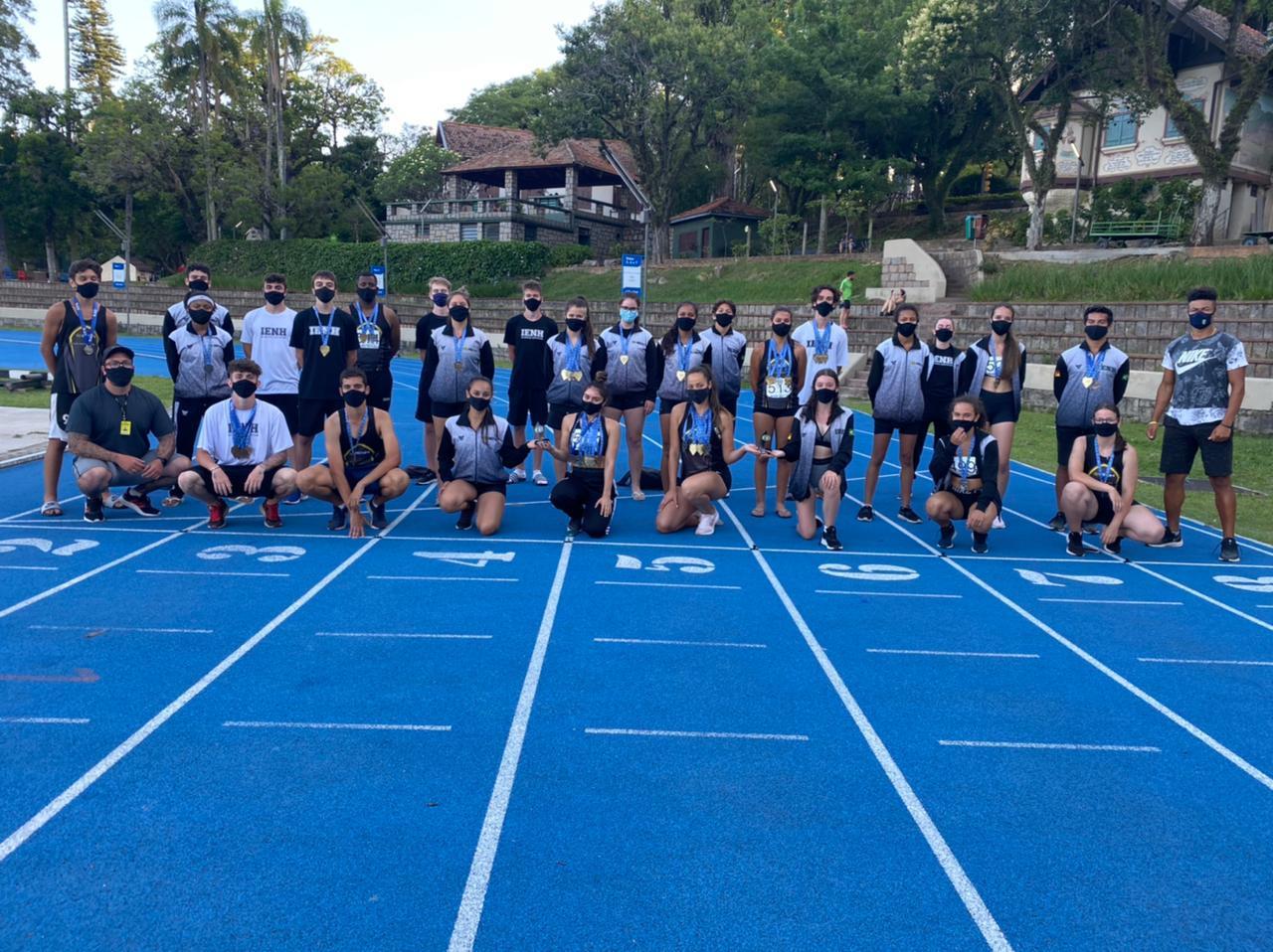 Equipe de Atletismo da IENH é campeã Estadual da categoria sub-20 no naipe feminino