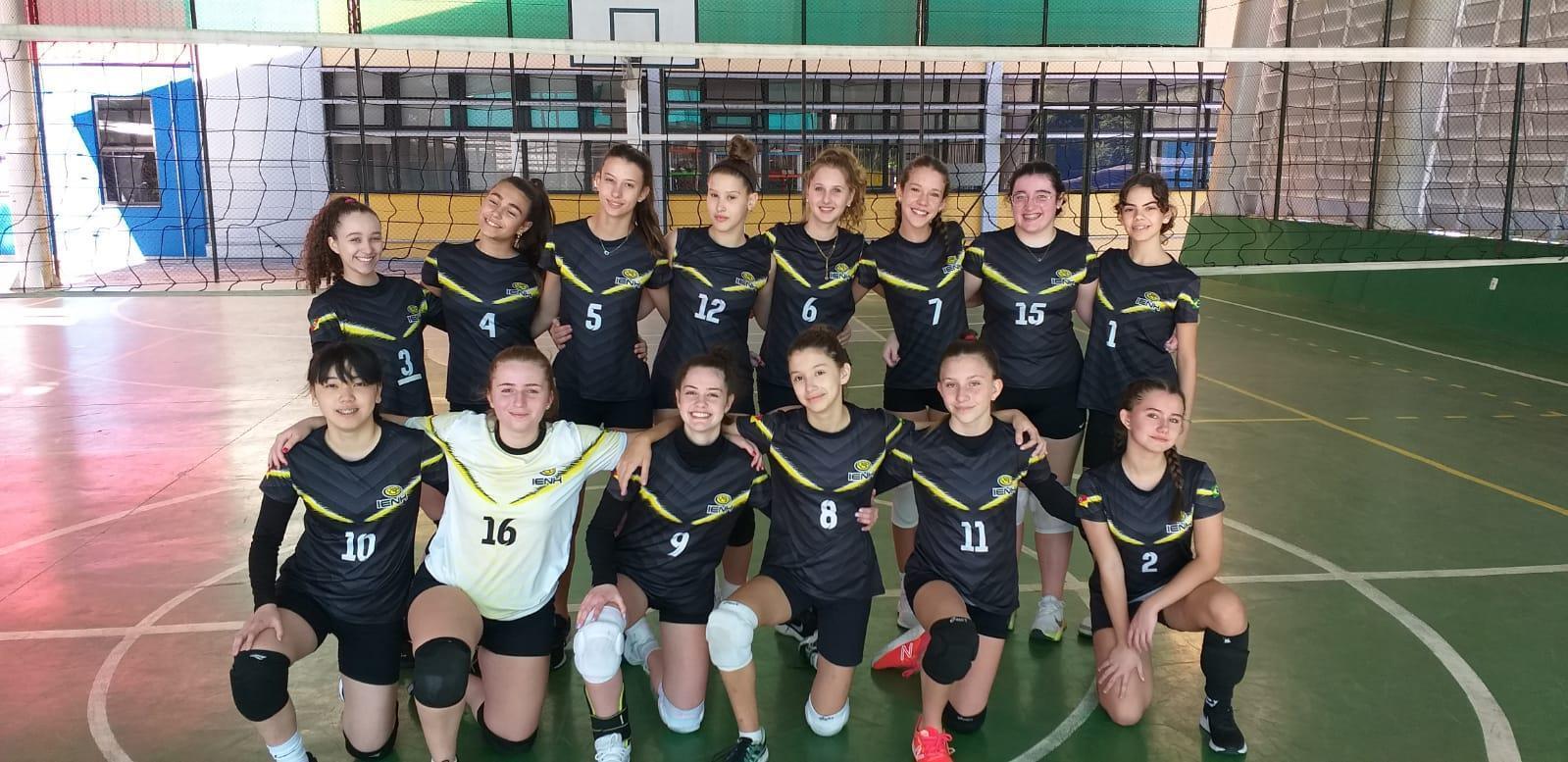 Equipe de vôlei sub-16 feminina da IENH se prepara para as classificatórias da ONASE