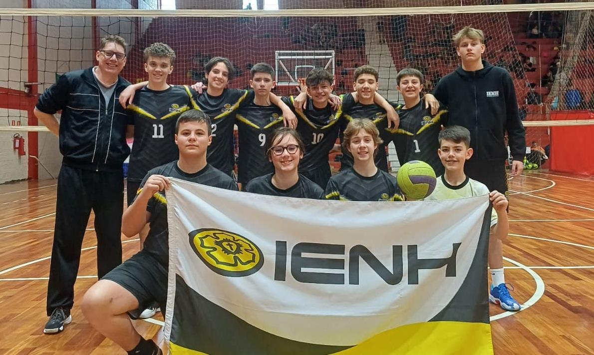 Equipe de Voleibol da IENH tem semana de grandes desafios e conquistas