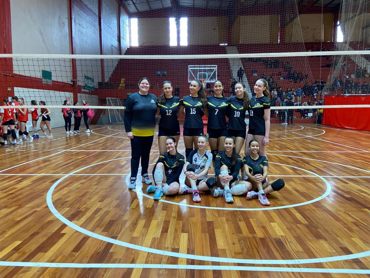 Equipe Infanto de Voleibol da IENH se destaca na primeira fase do Intercolegial