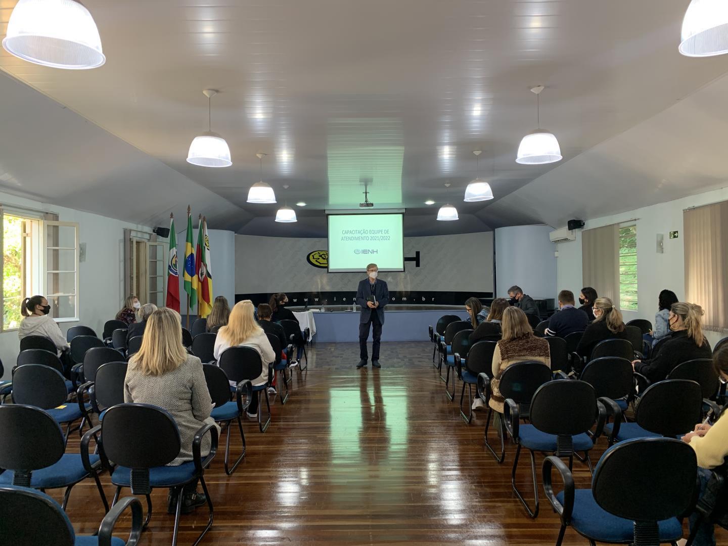 Equipes de atendimento da IENH participam de momento de capacitação