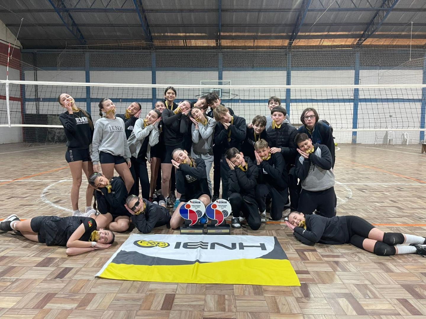 Equipes de vôlei da IENH conquistam ouro no Torneio Meridional de Voleibol Mirim