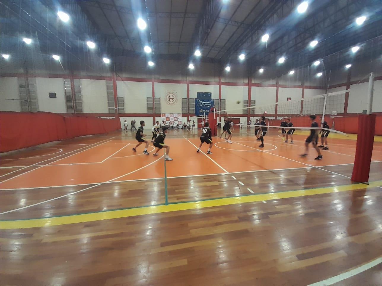 Equipes de vôlei da IENH participam de fases do Intercolegial