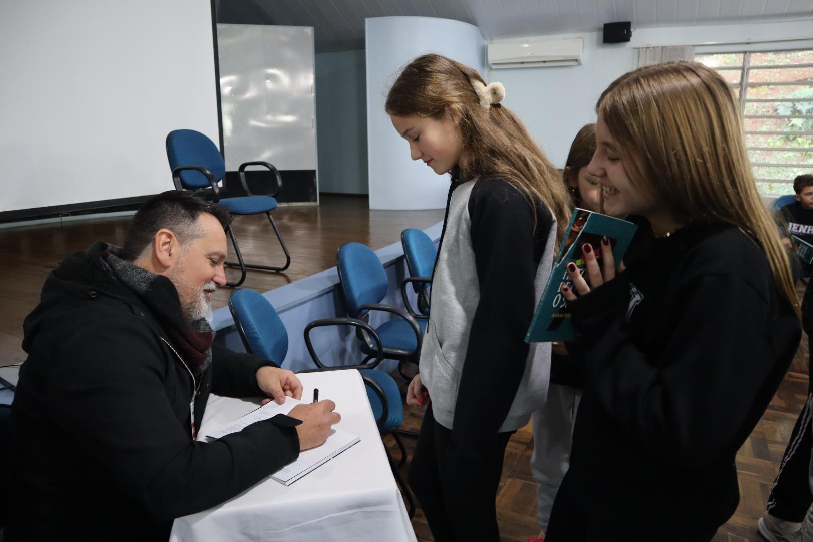 Escritor Antônio Schimeneck visita as Unidades Oswaldo Cruz e Fundação Evangélica