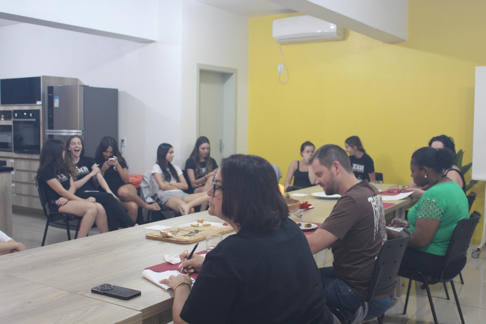 Estudantes da 2nd grade participam de competição de cookies de Natal