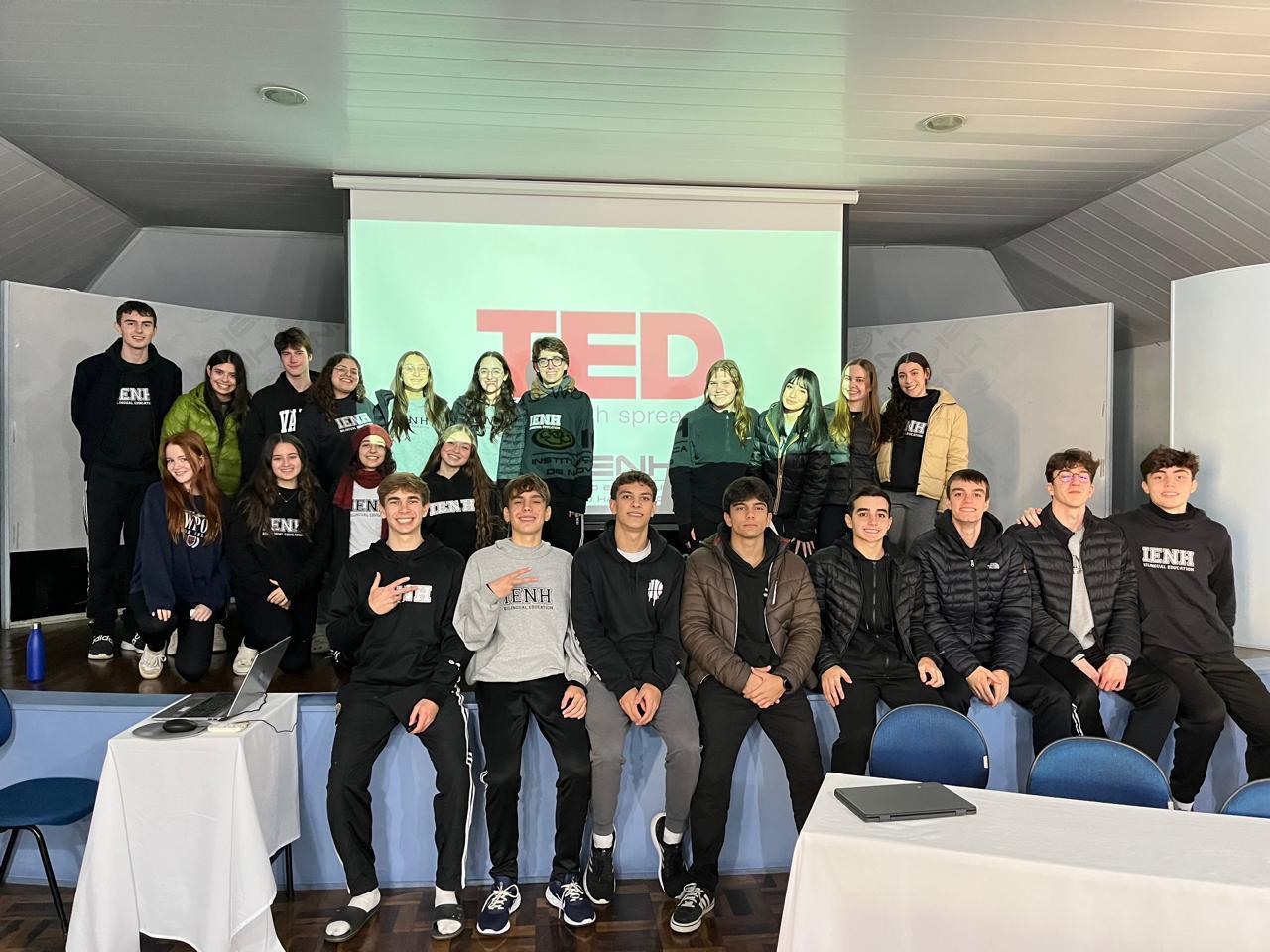 Estudantes da 3rd grade realizam TEDTalk Seminar sobre Mídia e Marketing