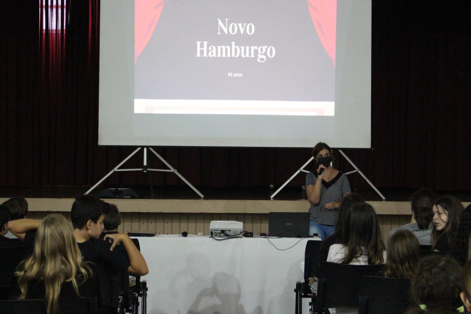 Estudantes da IENH refletem sobre a história de Novo Hamburgo em momento de Hora Cívica