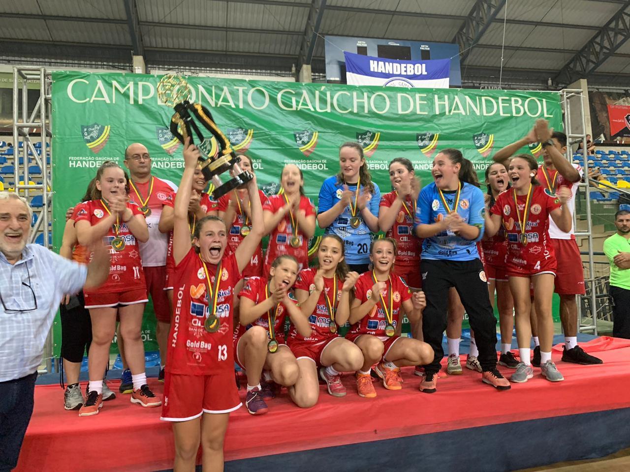 Estudantes da IENH são campeãs do Campeonato Estadual de Handebol