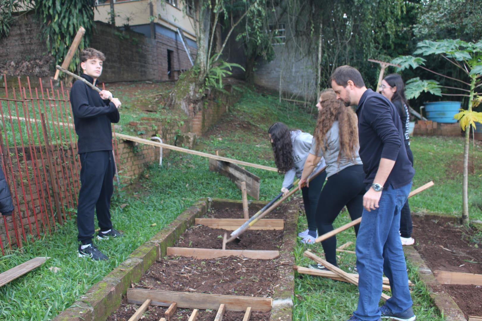 Estudantes da Unidade Fundação Evangélica participam de projeto de horta sensorial 