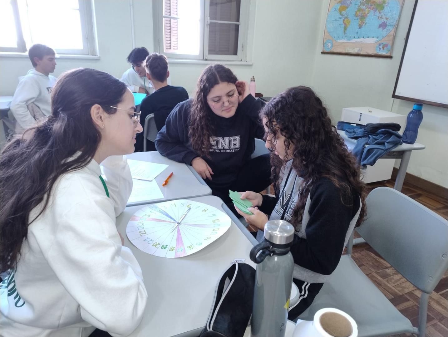 Estudantes do 3rd grade da Unidade Fundação Evangélica exploram "English Grammar" 