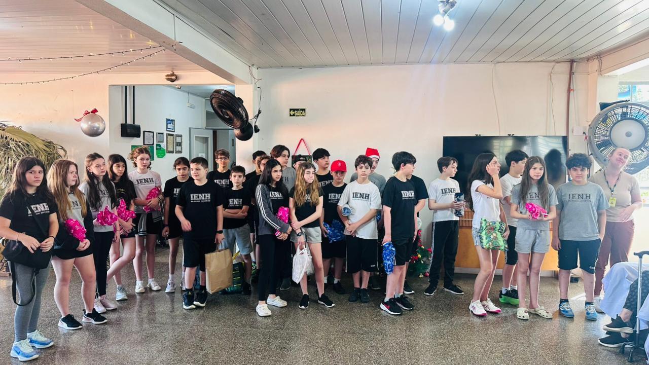 Estudantes do Year 6A da Unidade Pindorama visitam o Lar São Vicente de Paula 