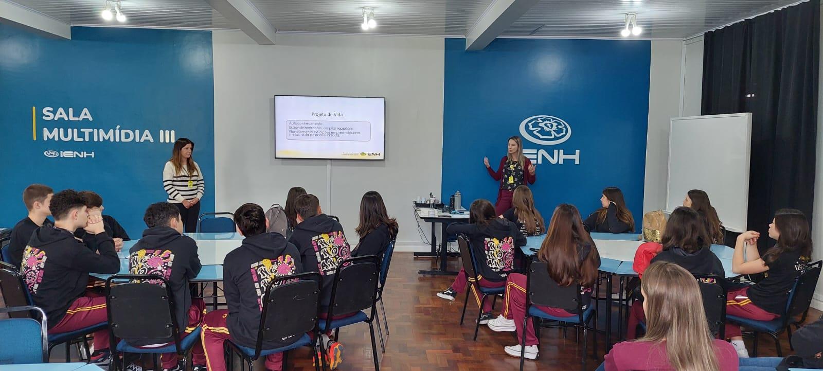 Estudantes do 9° ano da Escola Lâmpada Mágica visitam Unidade Fundação Evangélica 