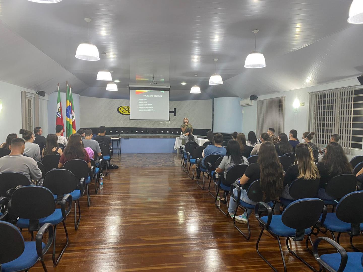 Estudantes do Curso Técnico em Administração participam de palestra sobre tipos societários