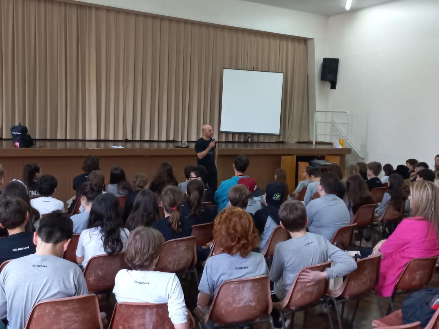 Estudantes do Ensino Fundamental da Unidade Oswaldo Cruz participam de palestra com André Navarro