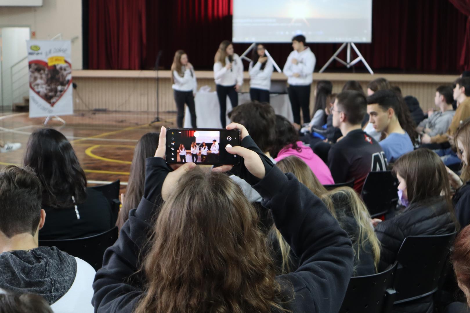 Estudantes do Ensino Médio apresentam projetos no Fórum Social 2022 da IENH