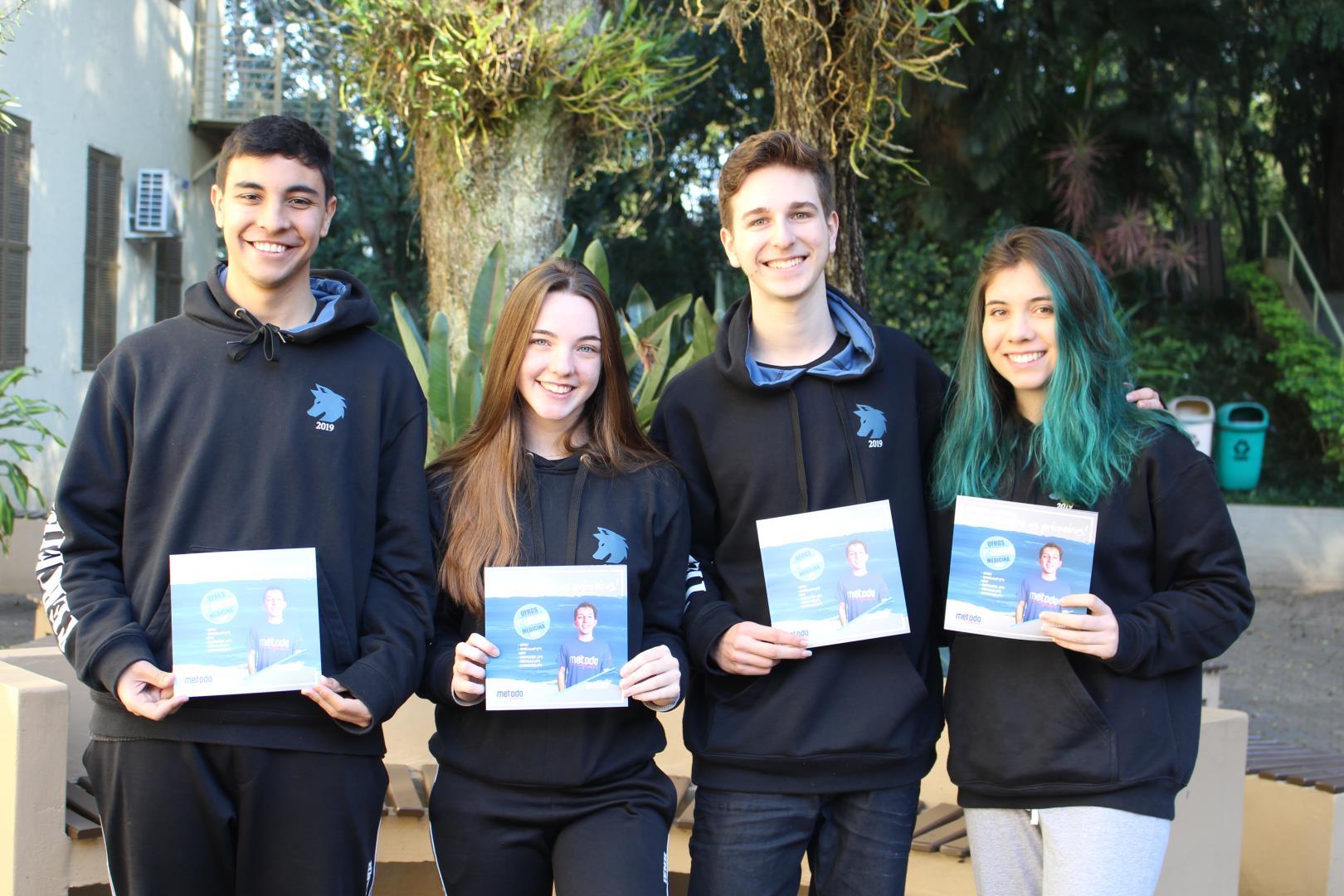 Estudantes do Ensino Médio da IENH recebem bolsa integral para curso pré-vestibular