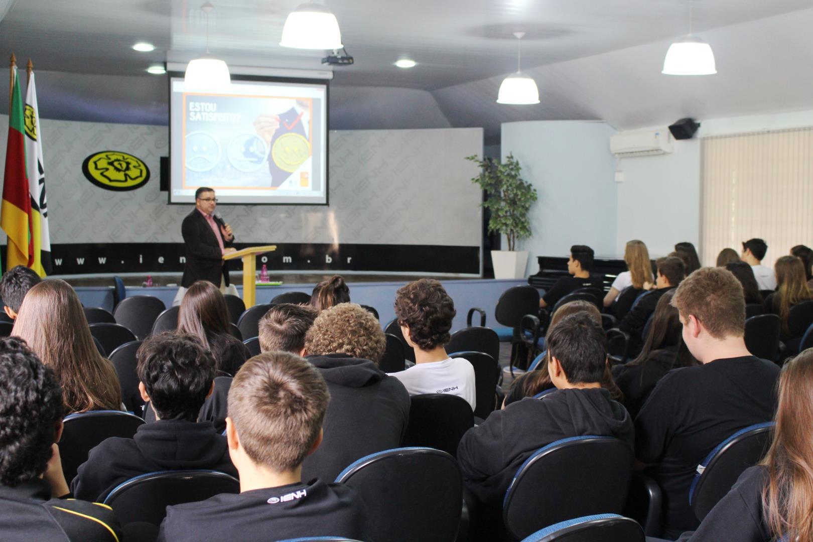 Estudantes participam de palestra da ACI sobre consciência tributária