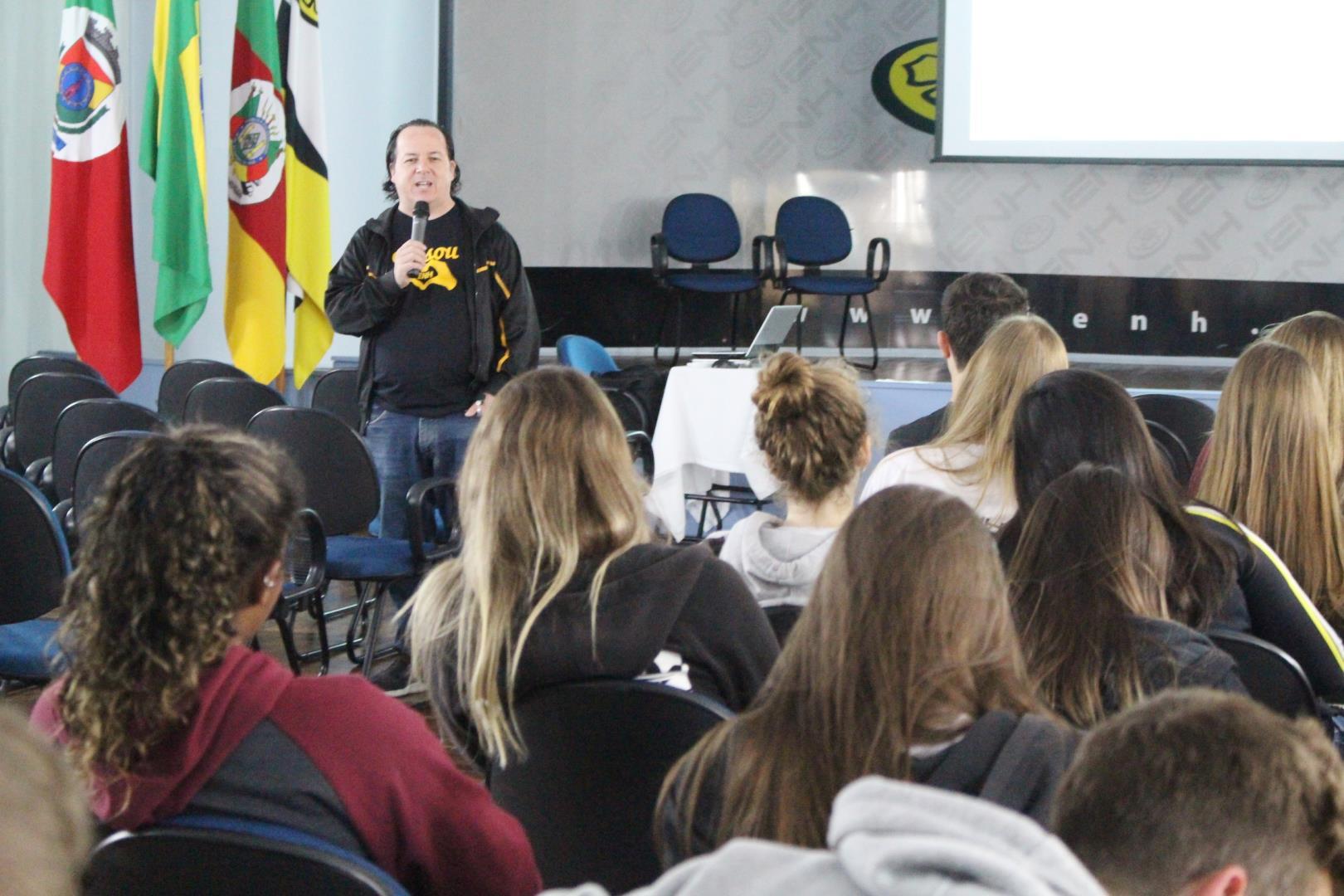 Estudantes participam de palestra