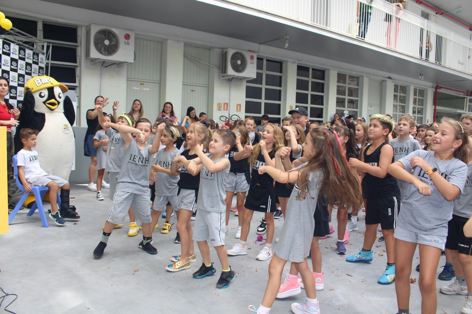 Estudantes retornam às aulas na IENH