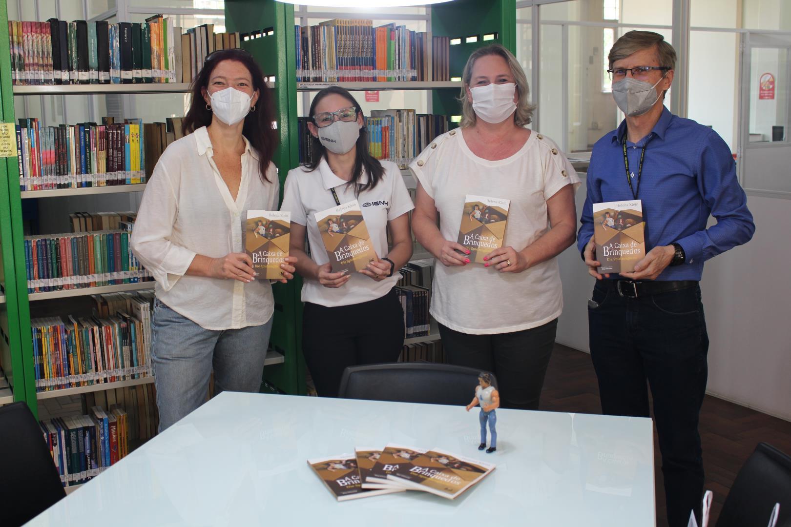 Ex-aluna da IENH e escritora, Helena Klein faz entrega de livros para as bibliotecas das Unidades