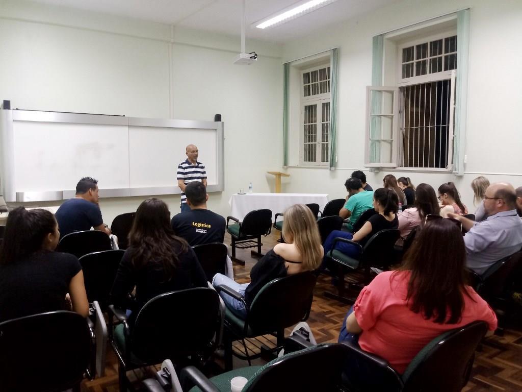 Executivo internacional palestra para alunos sobre experiência profissional na China