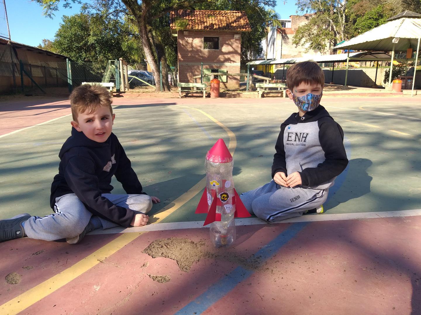 Experiência da Educação Infantil da IENH proporciona simulação de lançamento de foguete espacial