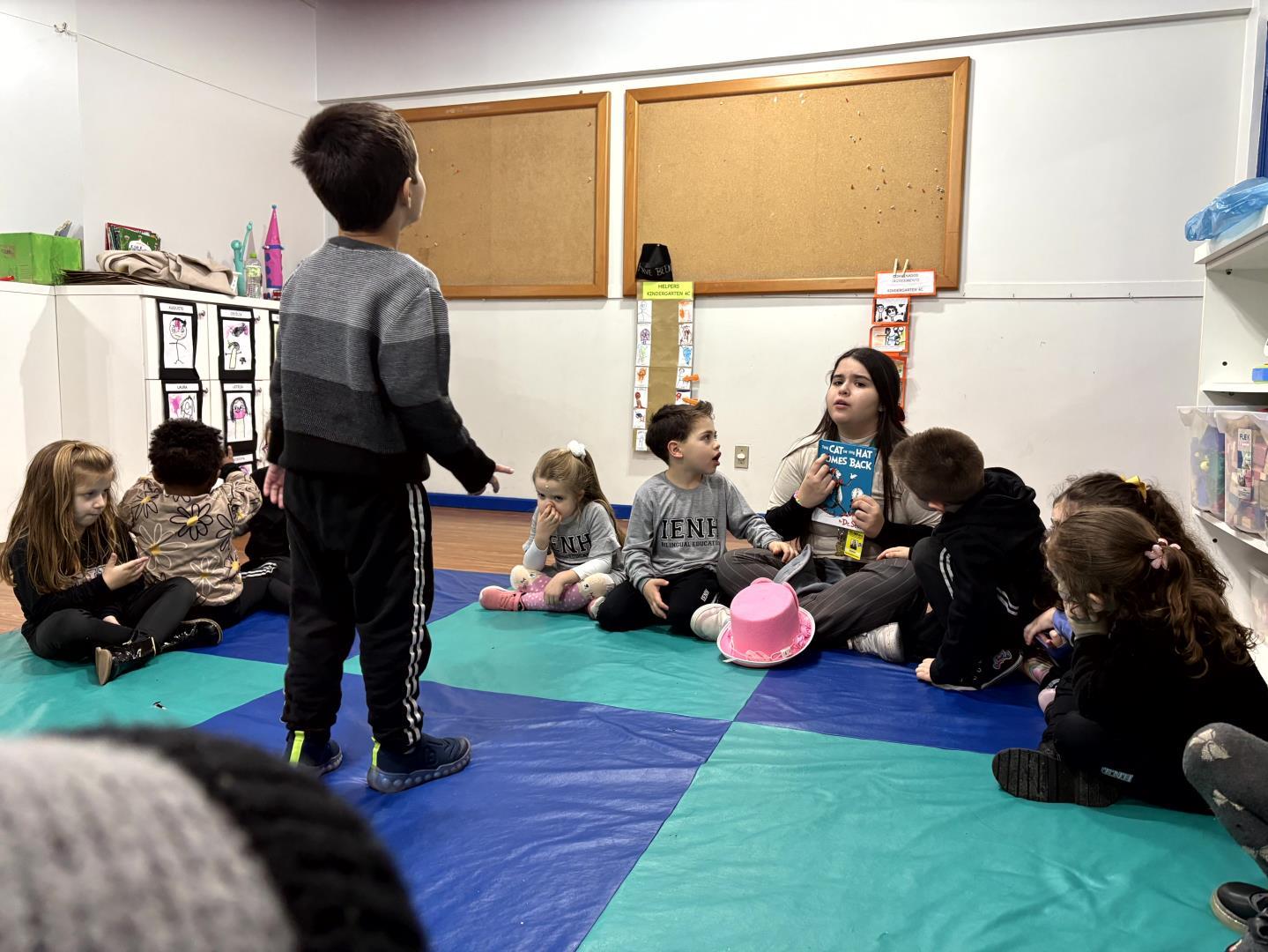 Experiência literária e chapéus divertem estudantes do Kindergarten 4C da Unidade Pindorama